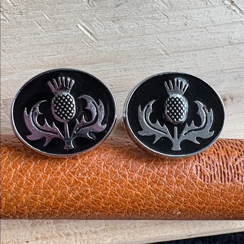 Like new! Vtg Black enamel and silver ScotishThistle Cufflinks. See description.